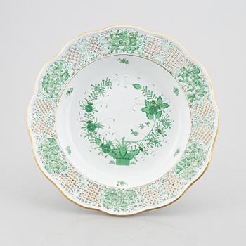 Stort praktfat, porslin, "Chinese Bouqet" / "Green Apponyi", Herend, Ungern 1900-talets mitt.
