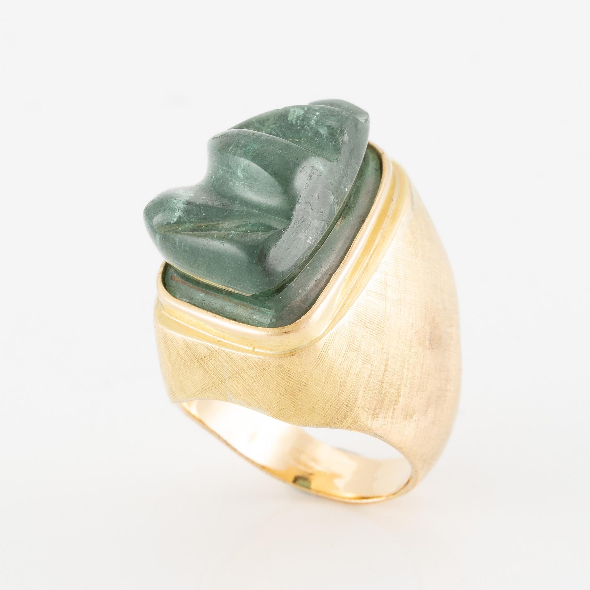 Ring in 18K gold with a carved tourmaline.