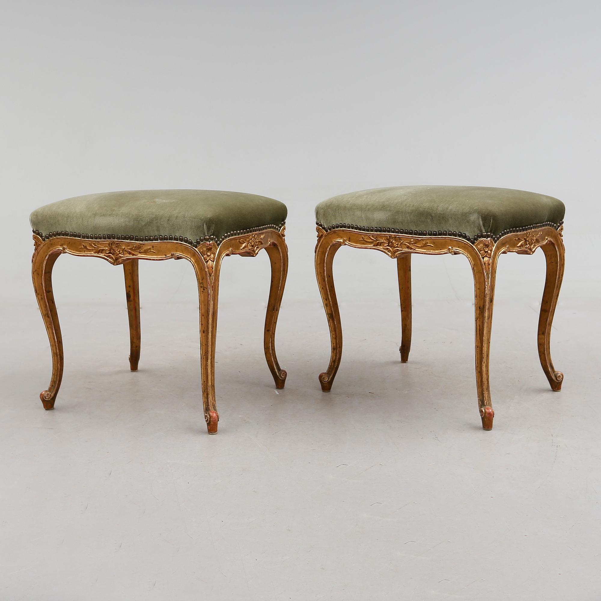 TABURETTER, 1 par, rokokostil, omkring år 1900.