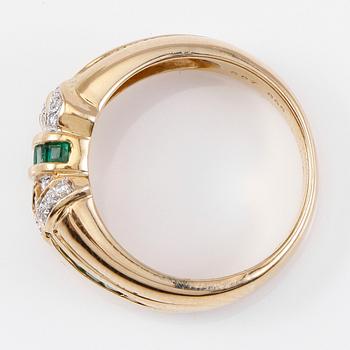 RING, 18K guld, diamanter och smaragder.