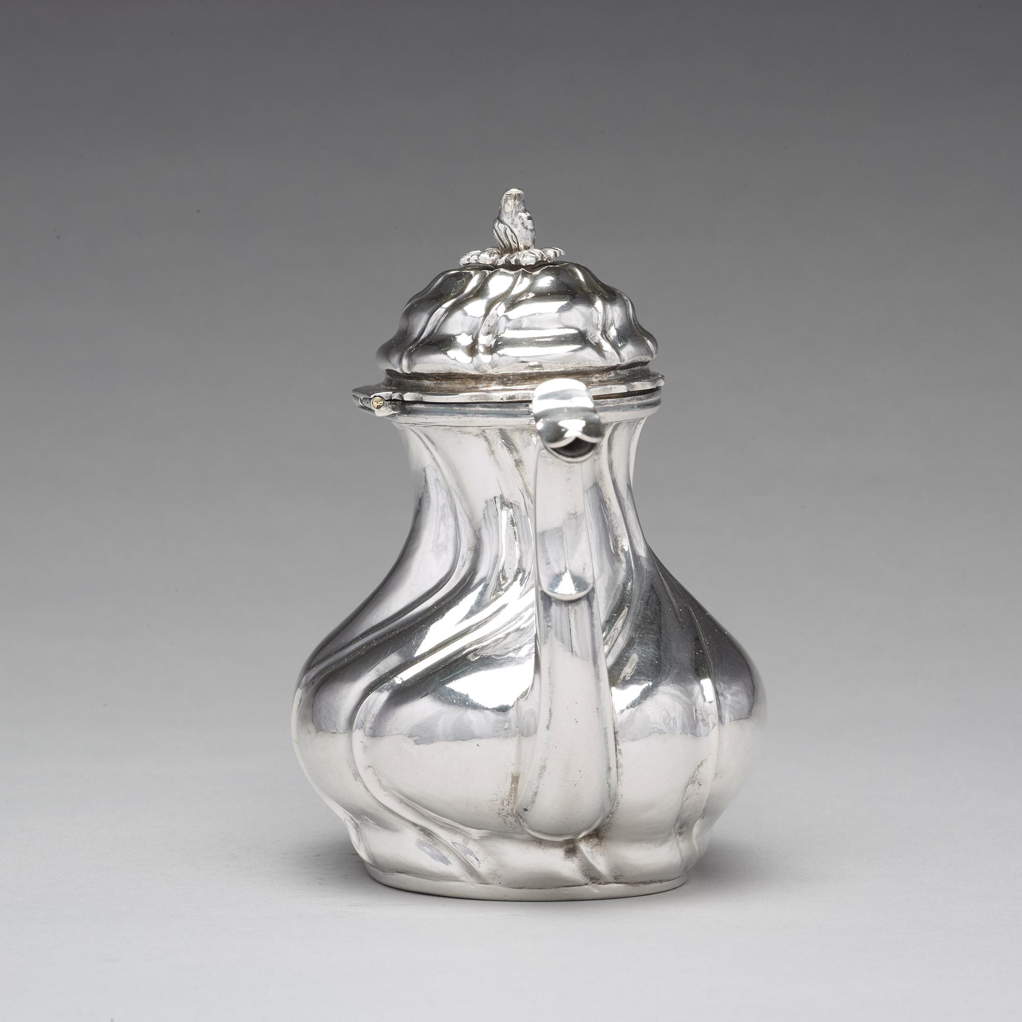 Olof Gravander, tekanna, silver, Kristinehamn 1759. Rokoko.