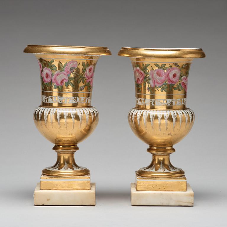 URNOR, ett par, porslin. Frankrike, 1800-tal.