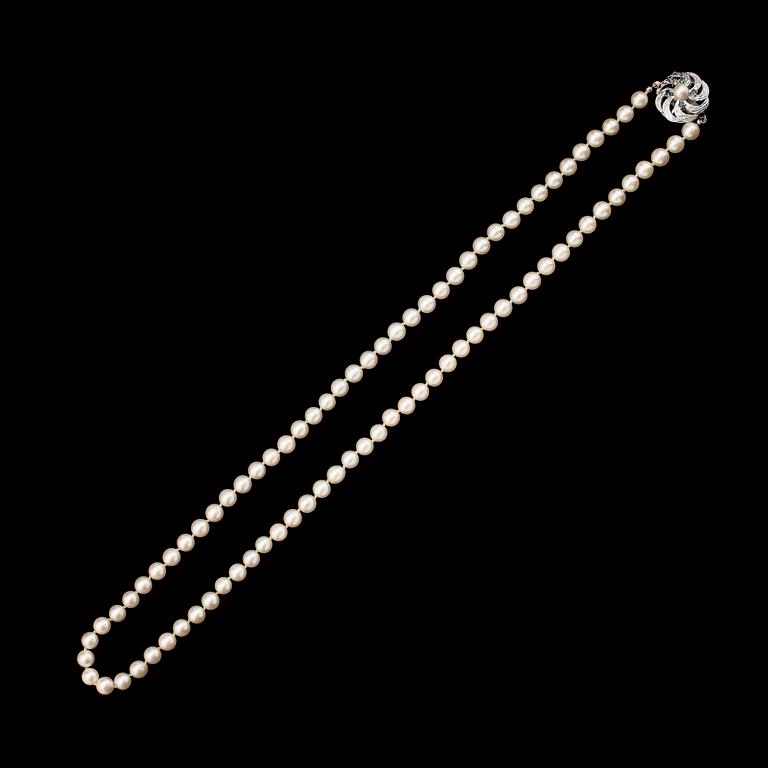 PÄRLCOLLIER, odlade sötvattenpärlor, silverlås.