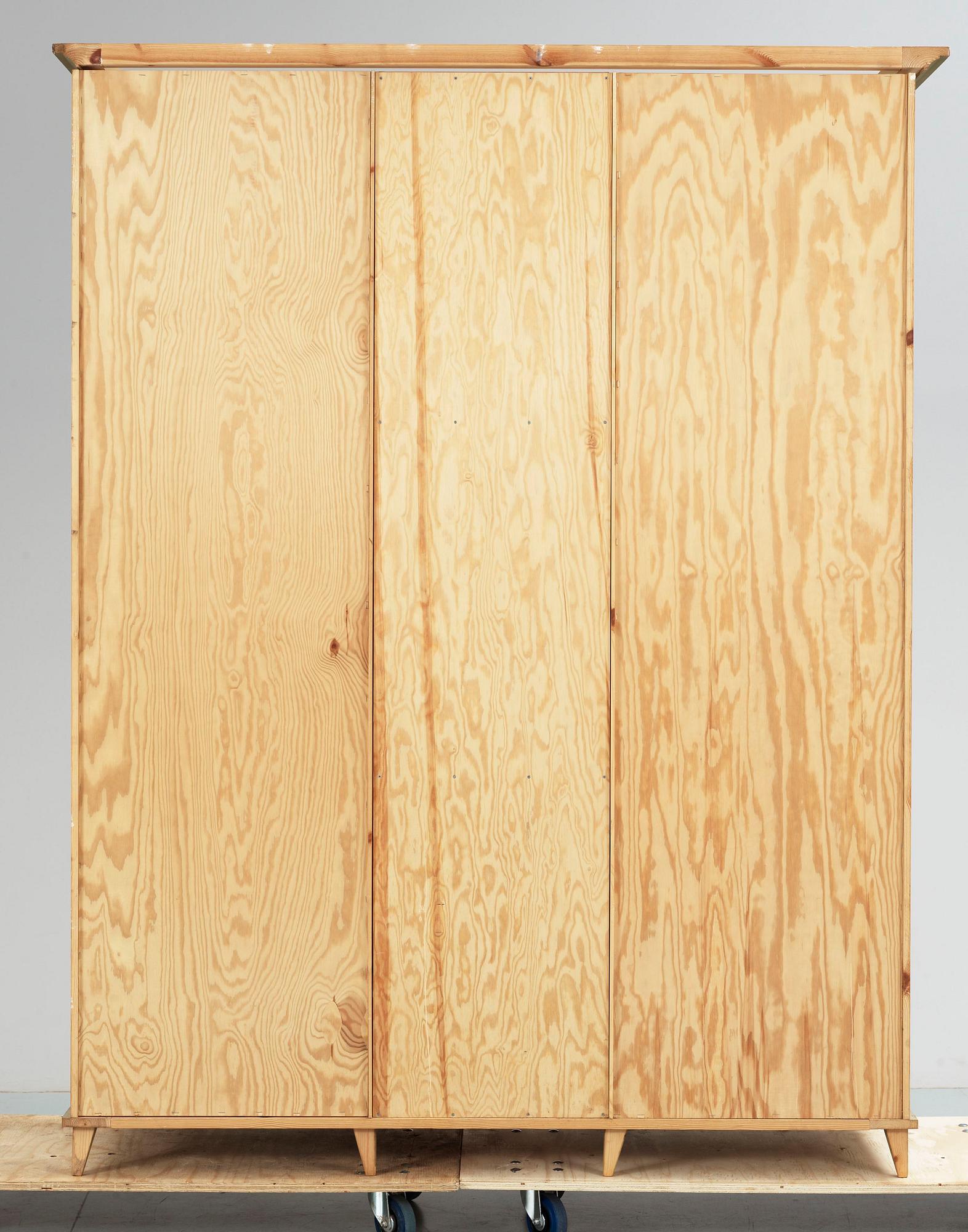 KLÄDSKÅP, Norrgavel, sent 1900-tal.