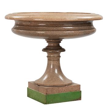 A massive Gardenurn, red Bohus granite, made circa 1905. Empire style.