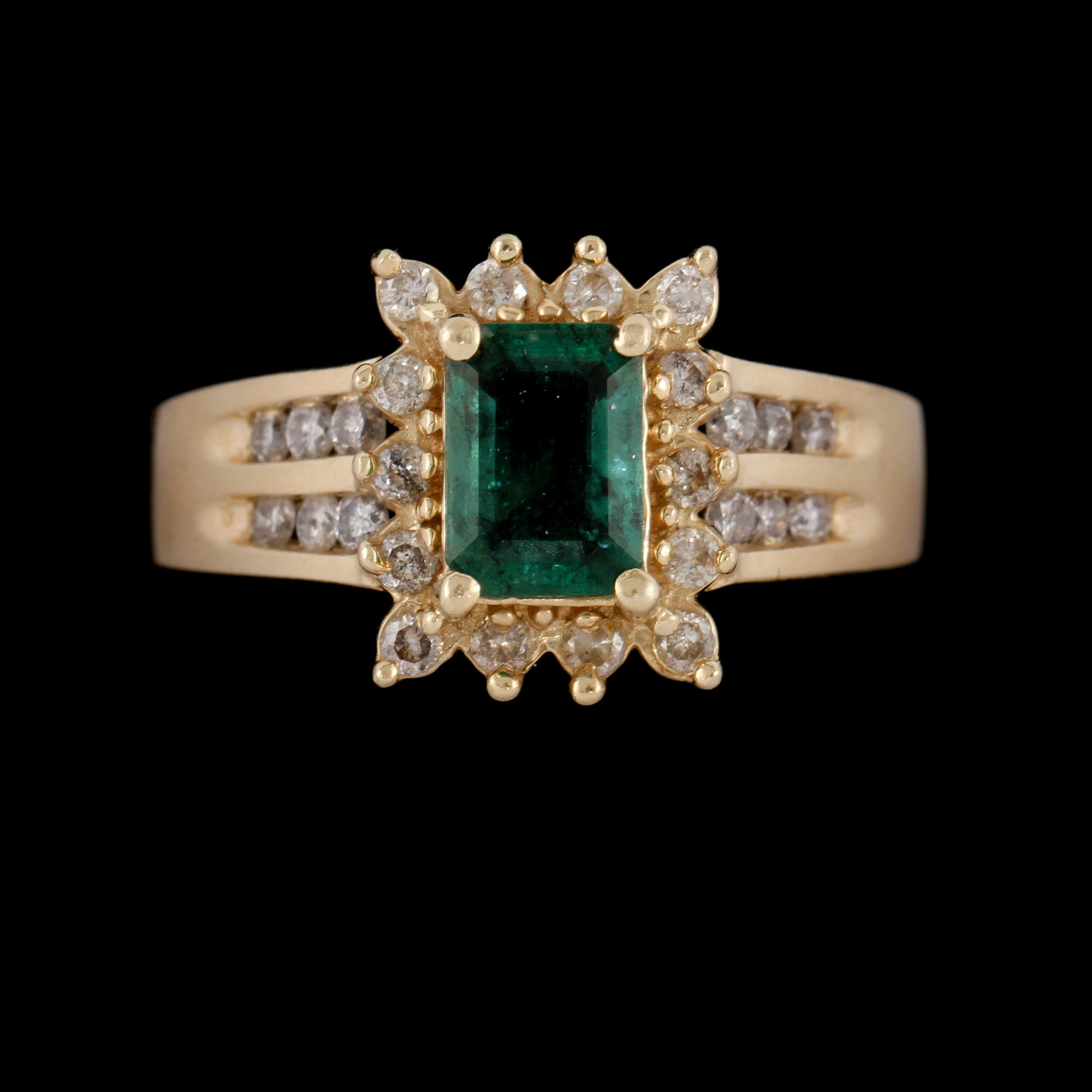 RING, 14k guld med smaragdslipad smaragd samt briljantslipade diamanter. Vikt 5 g.