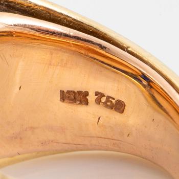 Ring 18K guld med en cabochonslipad safir samt runda briljantslipade diamanter och fasettslipade safirer.