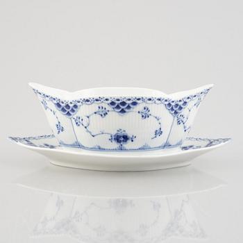 A 'Blue Fluted half lace' / 'Musselmalet' porcelain sauce boat, Royal Copenhagen, model 589, 1962.