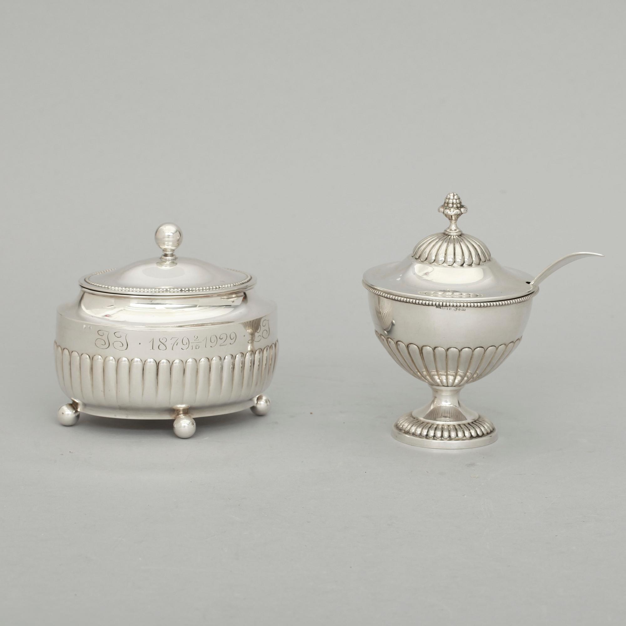 SOCKERSKRIN och SOCKERSKÅL med STRÖSKED, silver, GAB, Stockholm 1921 resp otydl stämplar Uppsala 1919. Tot vikt c:a 400.