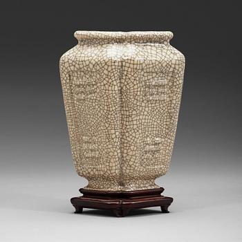 493. A Ge-glazed vase, presumably late Qing dynasty, circa 1900.