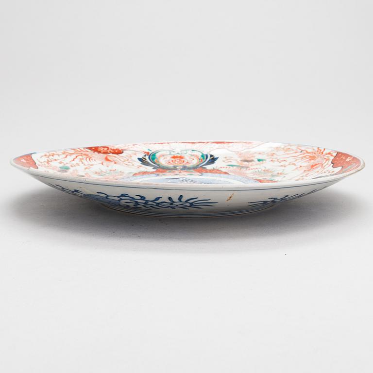 A Japanese Imari dish, Meiji Period (1868-1912).