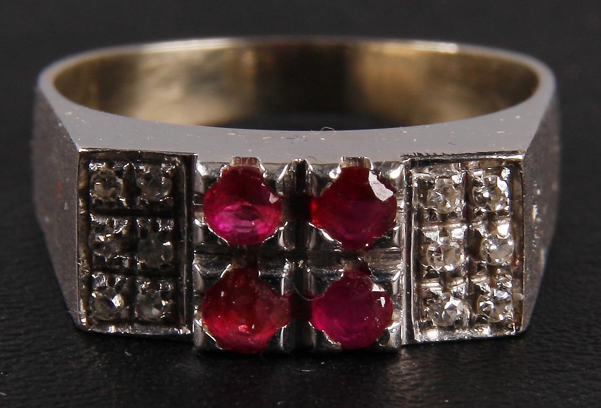 RING, vitguld, diamanter samt 4 rubiner.