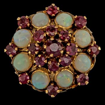 RING, förgyllt silver med 8 cabochonslipade opaler och 17 fasettslipade granater, 1900-tal. Vikt 7 g.