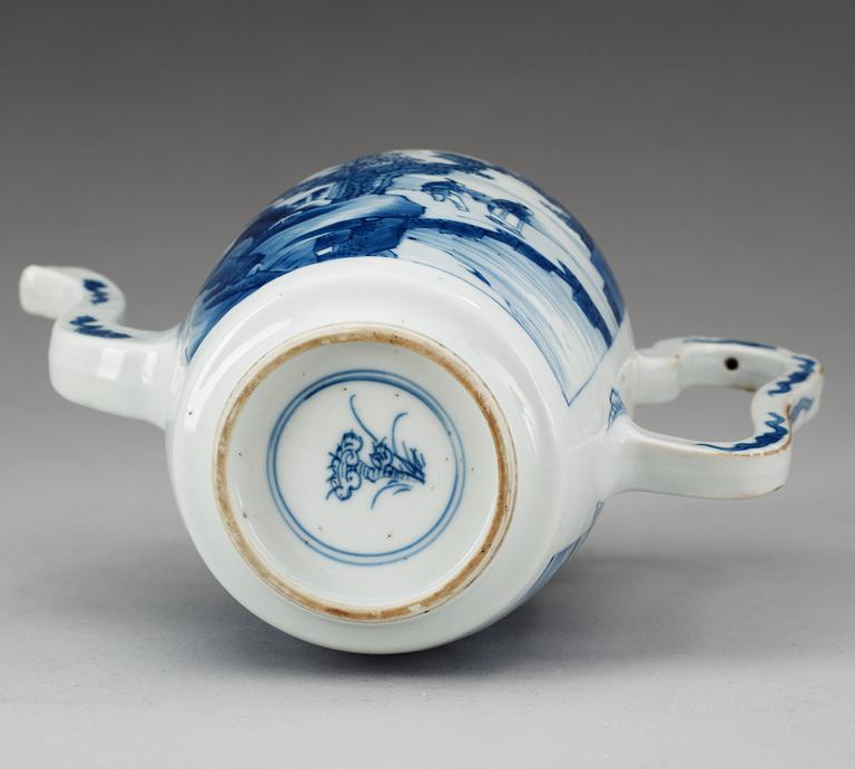 A blue and white ewer, Qing dynasty, Kangxi (1662-1722).