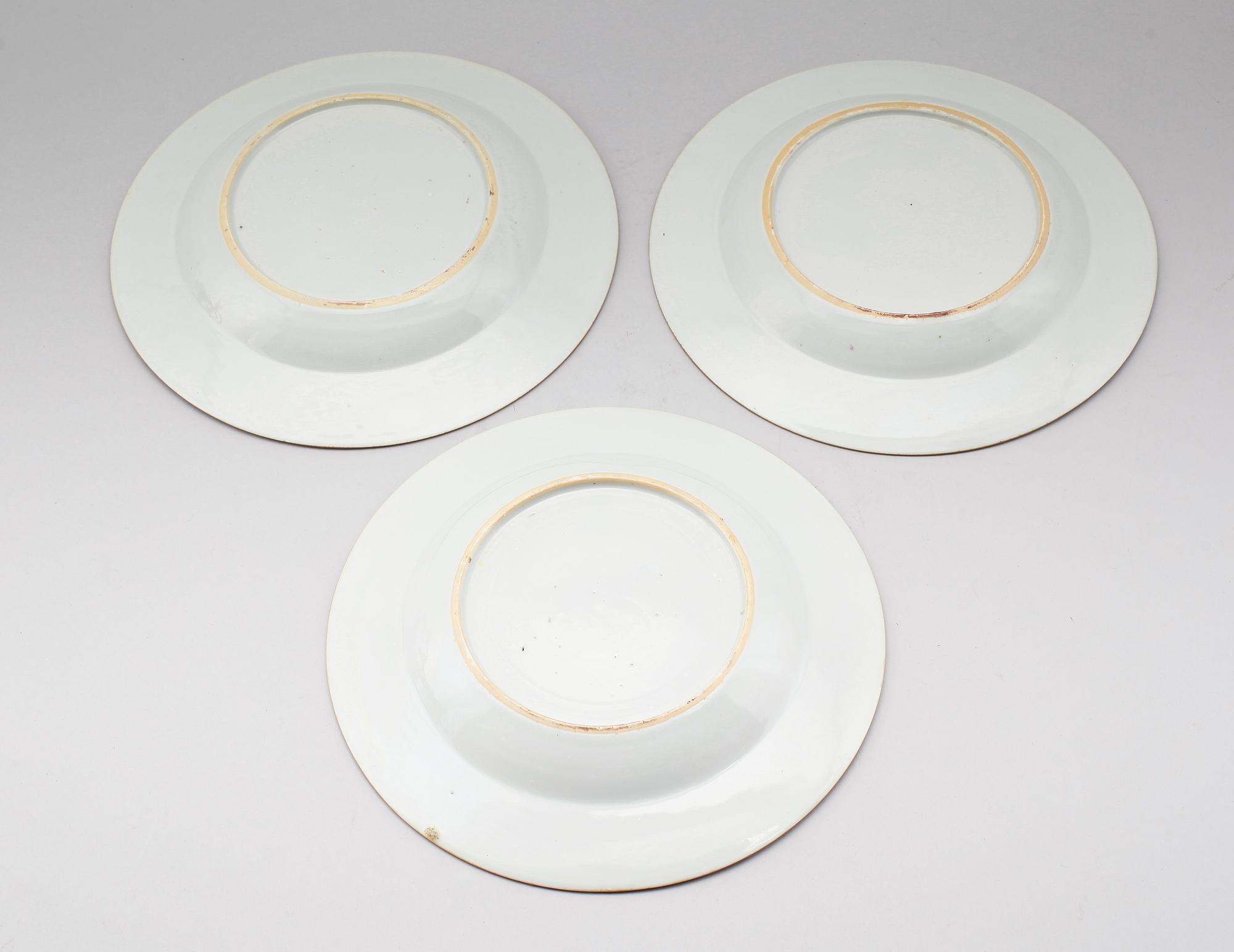 TALLRIKAR, 3 st, porslin, Qianlong 1736-1795.