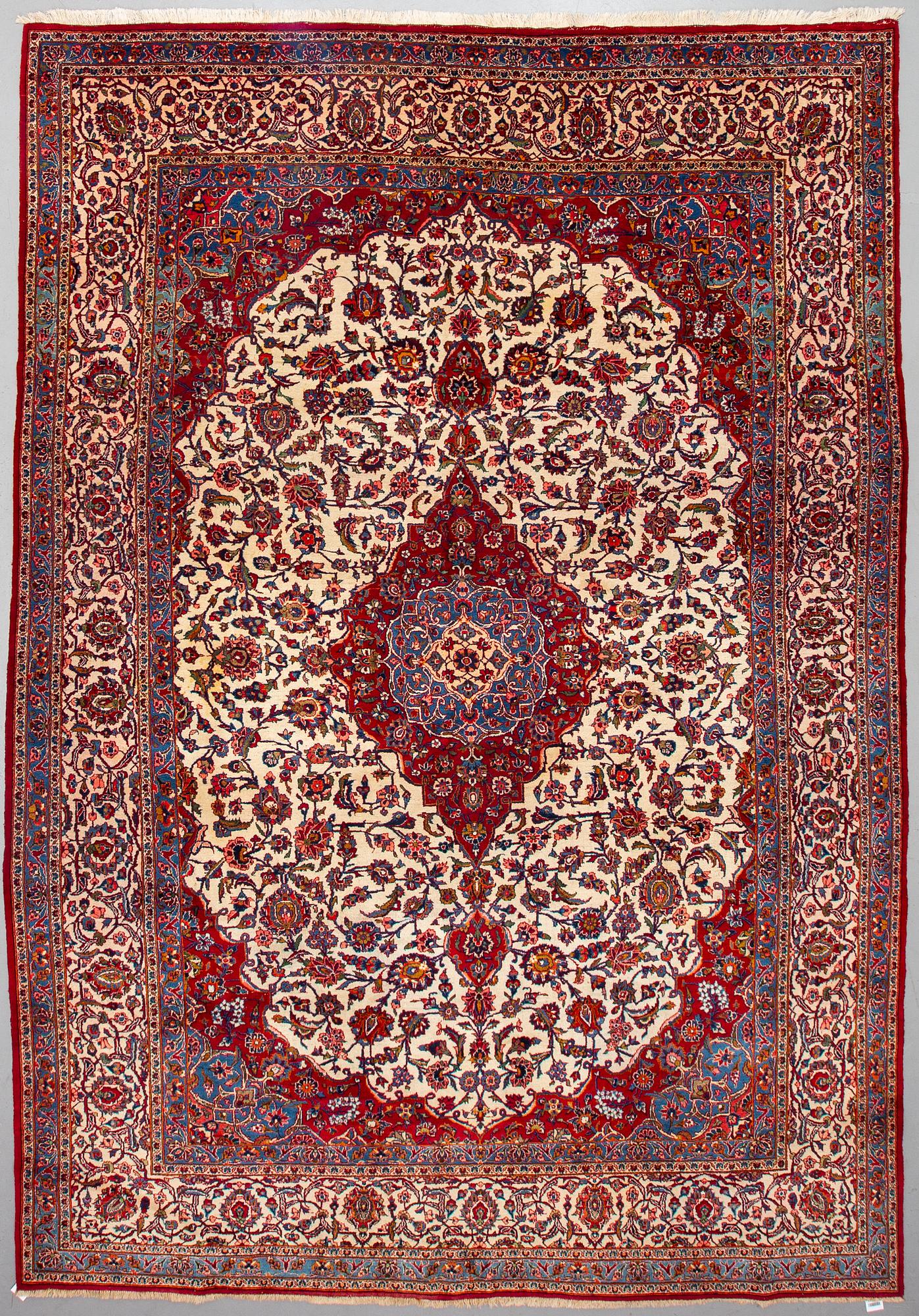 A CARPET, Kashan, ca 374 x 263 cm.