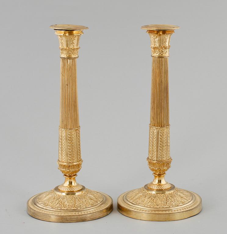 LJUSSTAKAR, 1 par, förgylld brons, empirestil, 1800-/1900-tal.