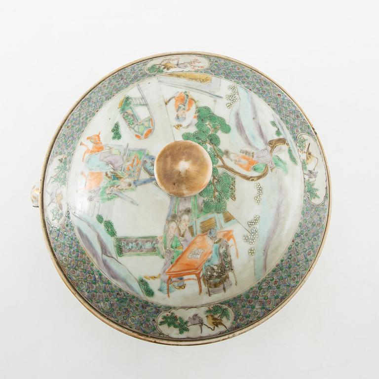 A Chinese chamber pot, 19th century.