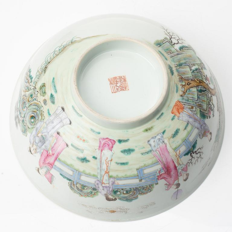 A Chinese famille rose porcelain bowl, Republic Period (1912-1949).
