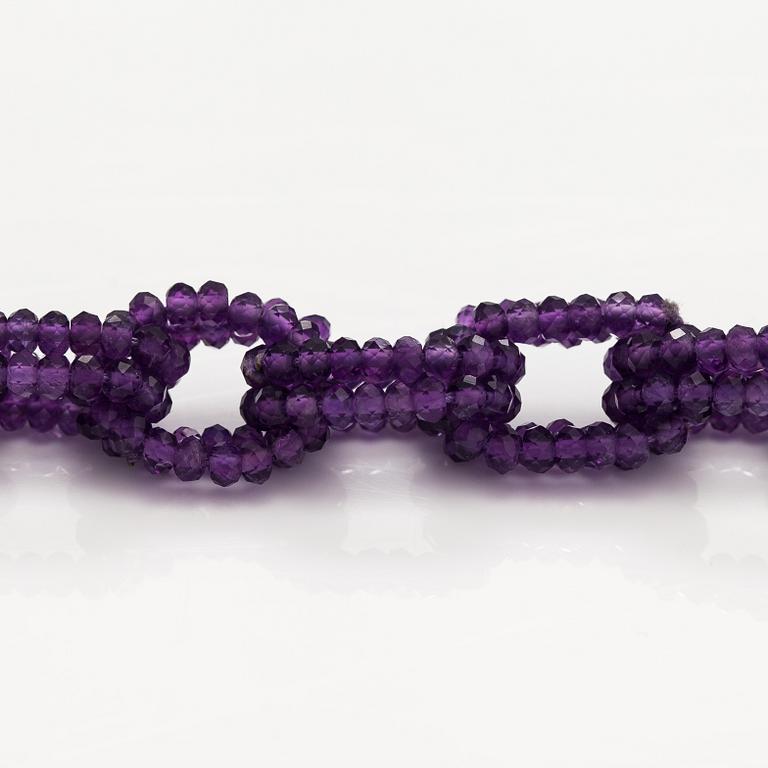 A necklace with amethysts.