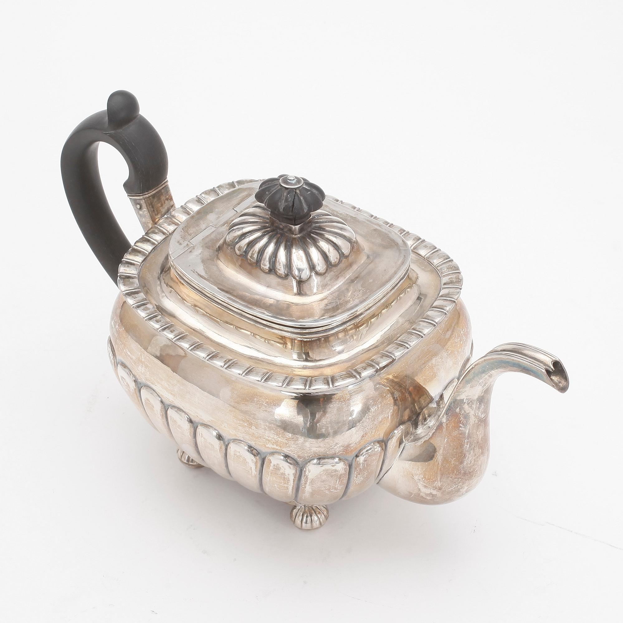 TEKANNA, silver, assayers mark Aleksandr Yashinov, St.Petersburg, 1800-tal. Total vikt ca 618 g.