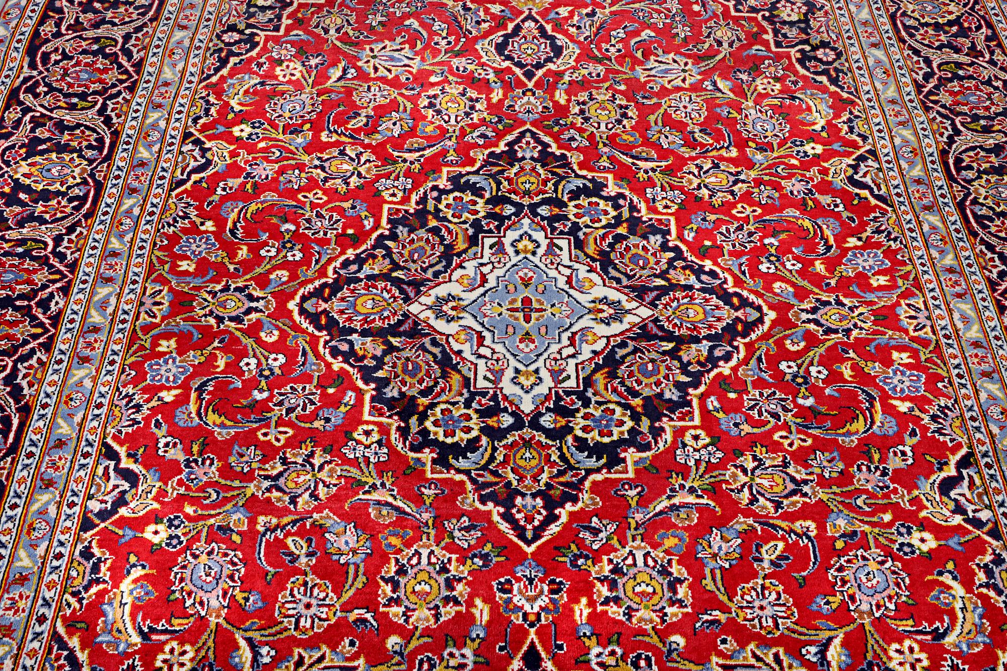 A Kashan carpet, c. 297 x 189 cm.