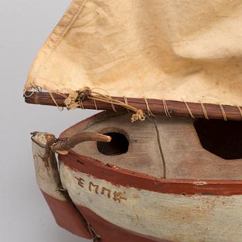 SEGELBÅT, bemålat trä, 1900-talets första hälft.