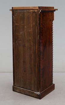 KOLONNSKÅP, senempire, 1800-talets första hälft.