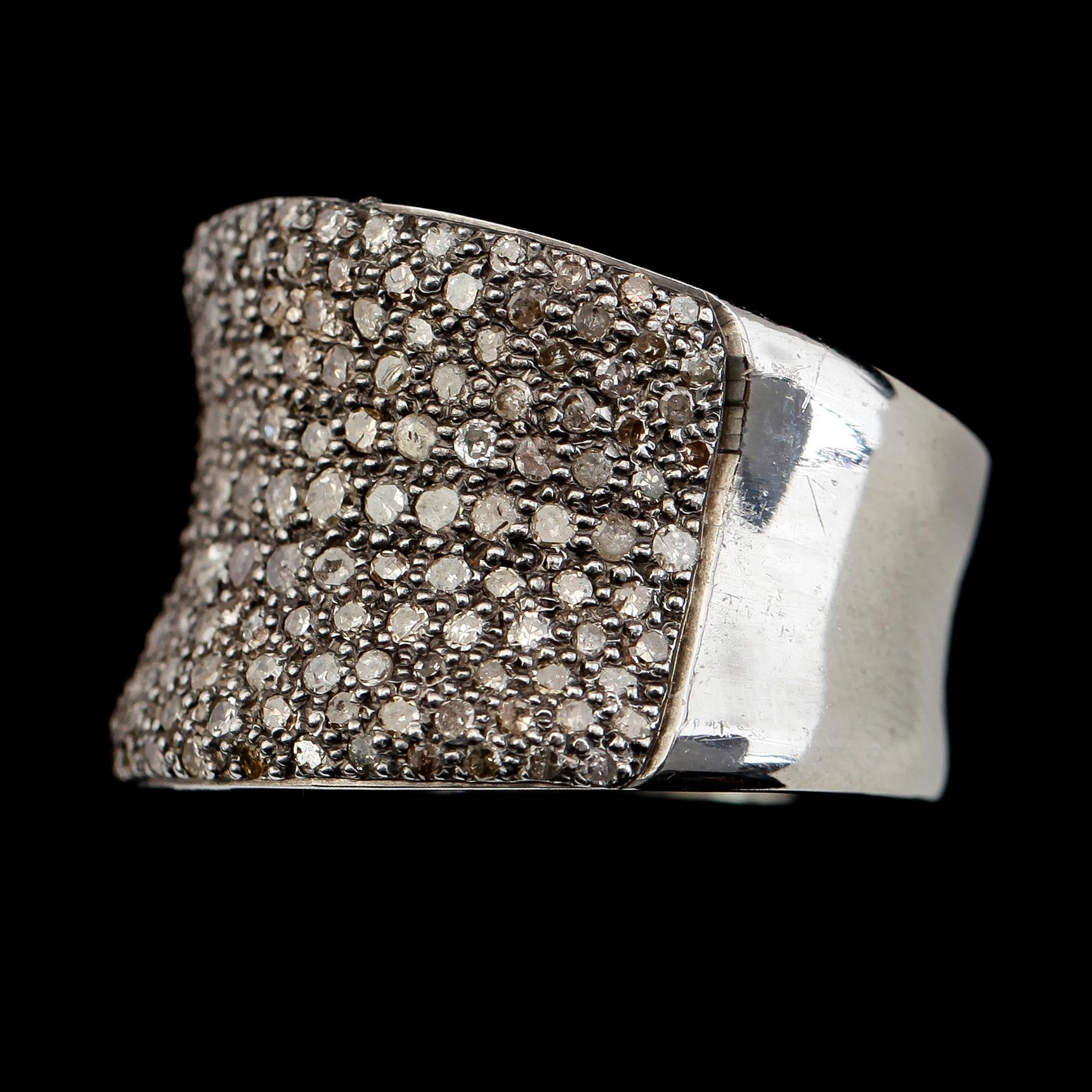 RING, svärtat/rodierat silver, diamanter tot ca 2.35 ct.