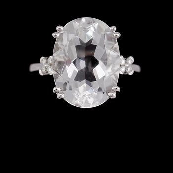 RING, 14 k vitguld, oval fasettslipad kvarts, briljantslipade diamanter tot 0.05 ct.