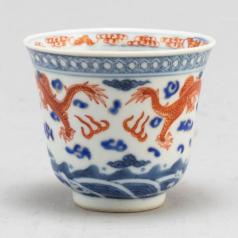 A Chinese iron-red and blue and white cup, early 20th century.