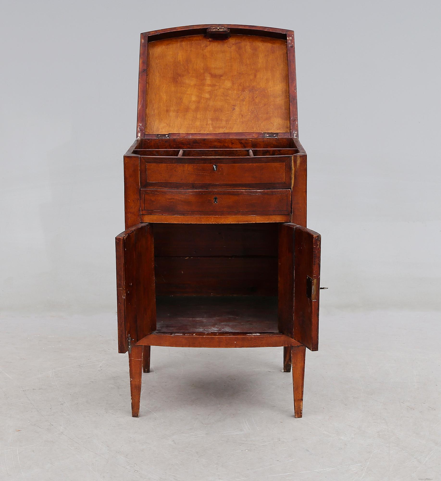 POTTSKÅP, 1800-talets första hälft.