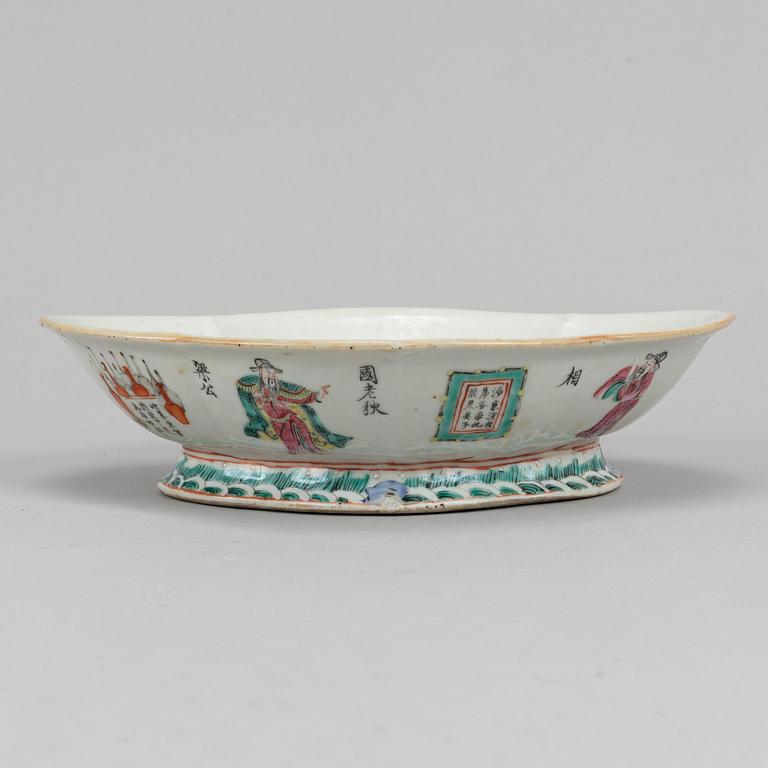 Two Chinese famille rose bowls, late Qing dynasty.