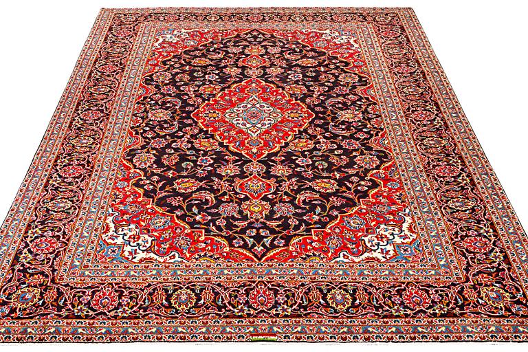A Keshan carpet, c. 373 x 260 cm.