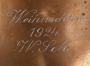 SÄNGVÄRMARE, koppar och mässing, daterad 1924, "Weihnachten, 1924".