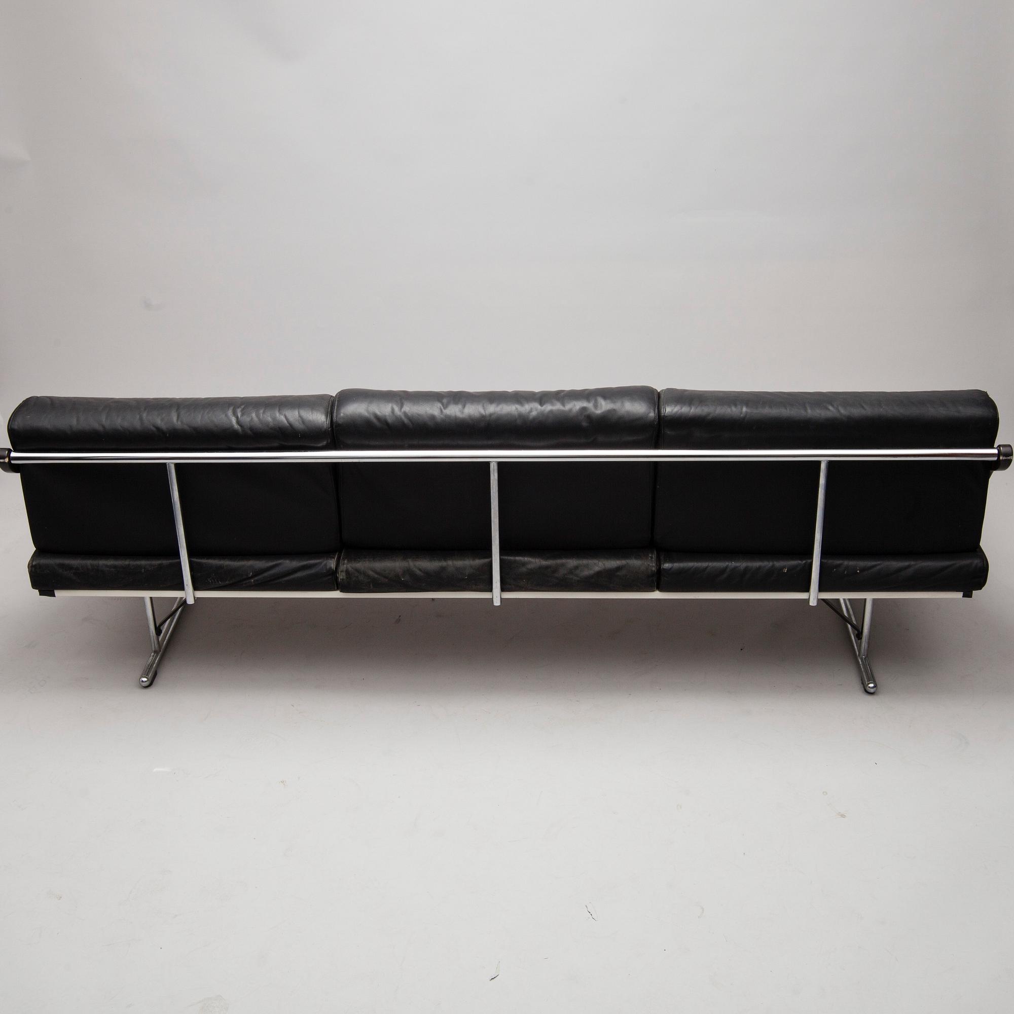 YRJÖ KUKKAPURO, SOFFA. "Experiment". Modellen formgiven 1982.