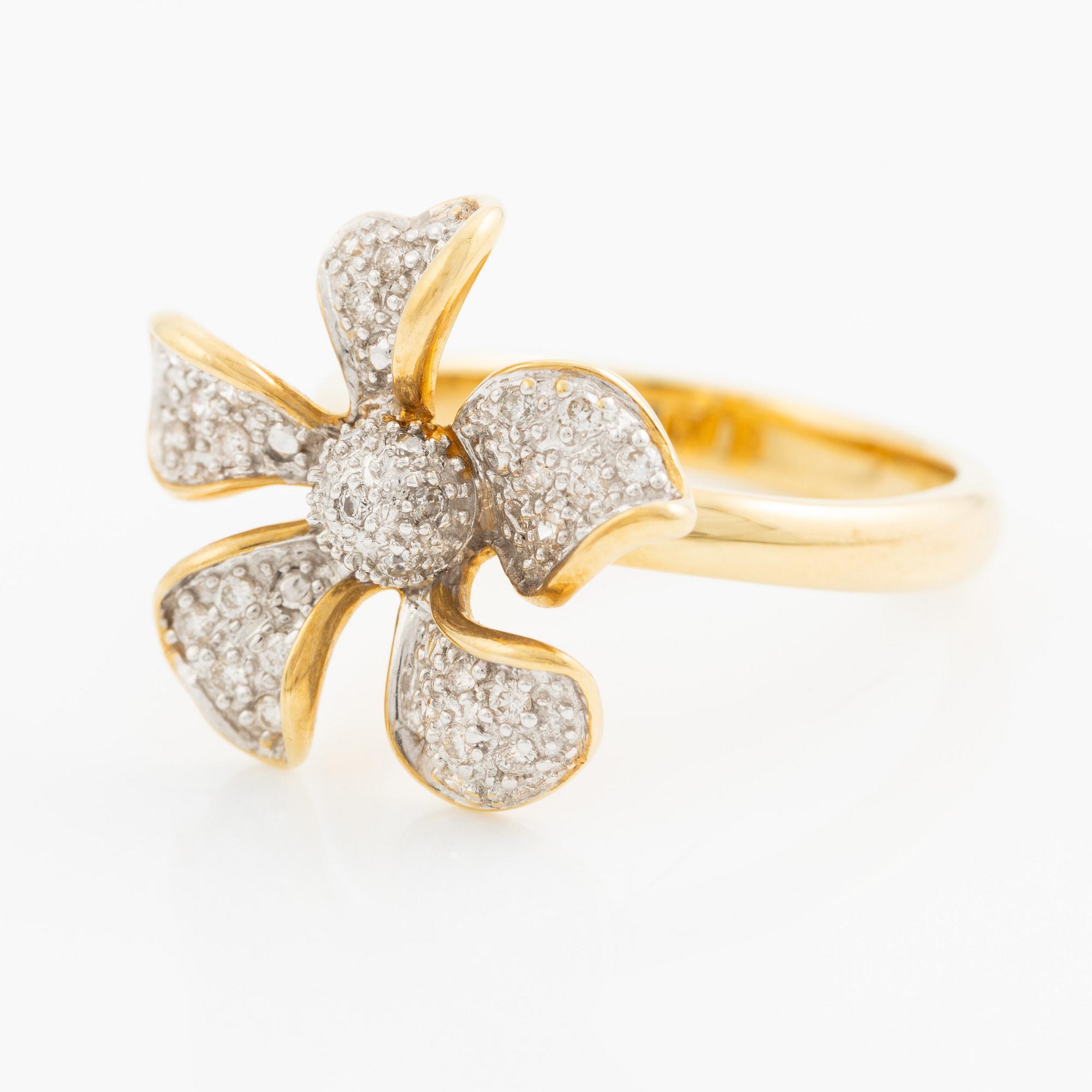 Ring i form av en blomma 18K guld med runda briljantslipade diamanter.