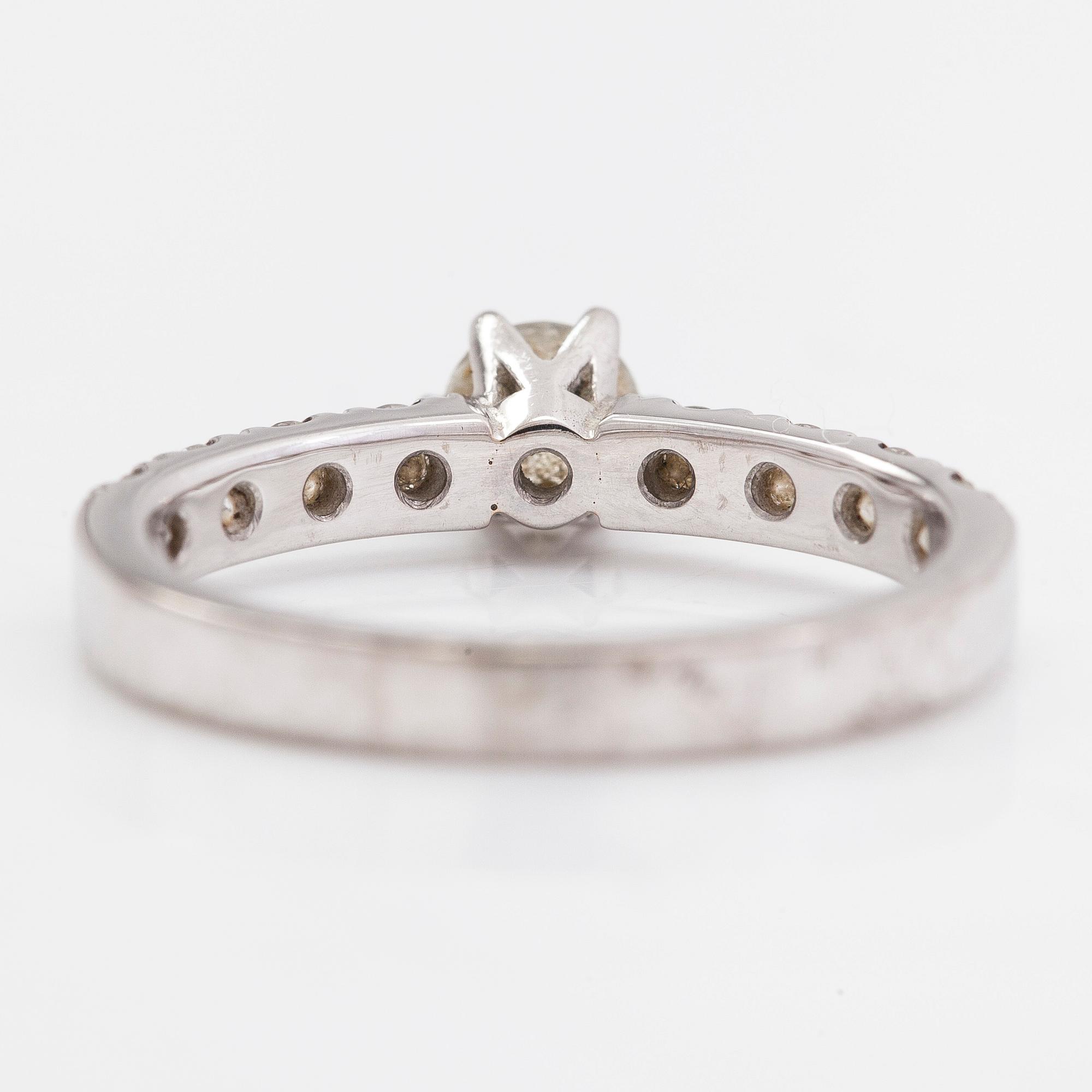 Ring, 18K vitguld med briljantslipade diamanter ca 0.57 ct tot. R.Nossenko, Helsingfors 2016. Med sertifikat.