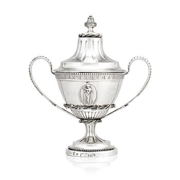 190. A Swedish Gustavian 18th century silver sugar bowl with lid, mark of Johan Fagerberg, Karlskrona 1788.