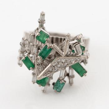 Ring, 14K white gold set with emeralds and octagon-cut and baguette-cut diamonds.