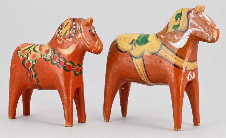 DALAHÄSTAR, 2 st, allmoge. 1900-talets första hälft.