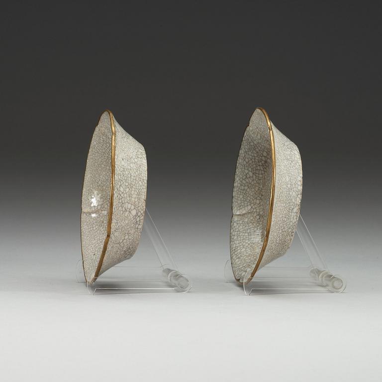 A pair of ge-glazed dishes, Qing dynasty (1644-1912).