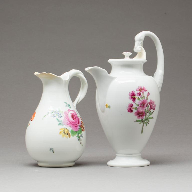 KANNA samt KAFFEKANNA med lock, porslin, Meissen, 1800-talets första hälft/mitt.