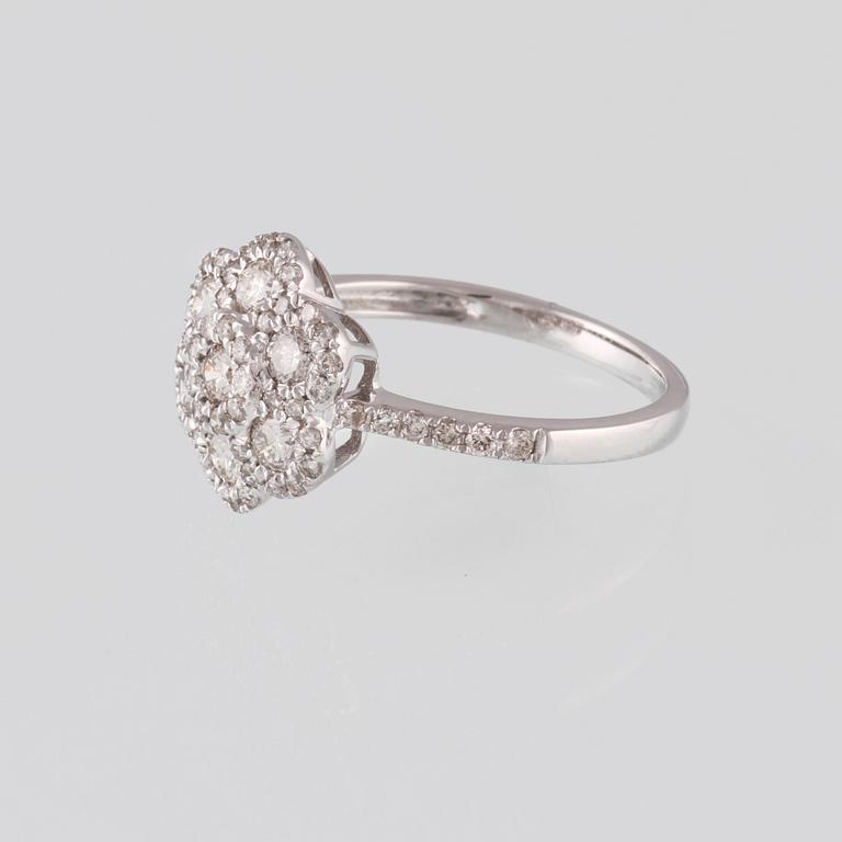 RING, 18K vitguld med briljantslipade diamanter ca 0.82 ct.
