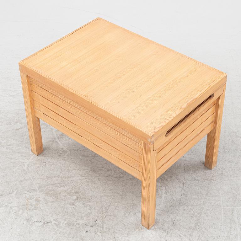 Carl Malmsten, "Gästpallen Z", pall med lock, Carl Malmsten Centrum för träteknik & design.