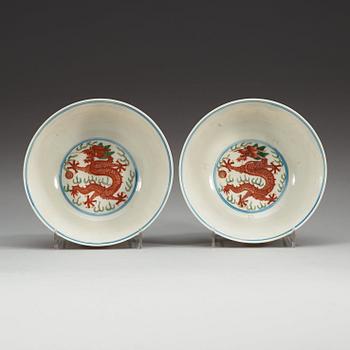 SKÅLAR, ett par, porslin. Sen Qing dynastin (1644-1912), med Kangxi sex karaktärers märke.