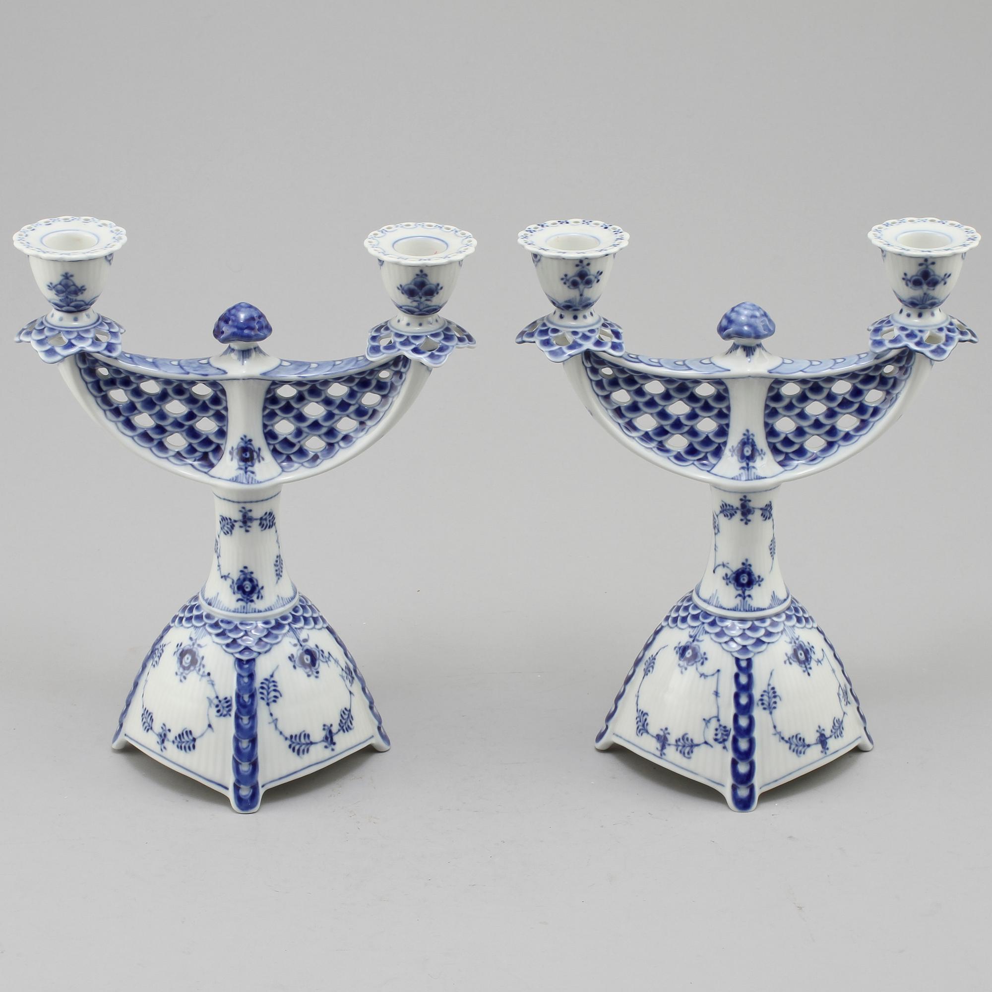 KANDELABRAR, ett par, porslin, "Musselmalet, helblond", Royal Copenhagen, 1900-talets andra hälft.