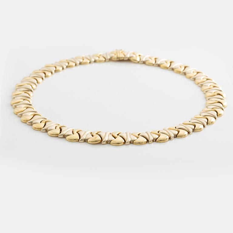 An 18K two coloured gold necklace.