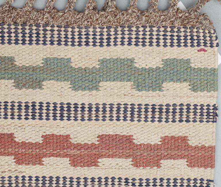 CARPET. "Vita Rutmattan". Rölakan (flat weave). 258 x 131,5 cm.  Signed AB MMF (AB Märta Måås-Fjetterström).