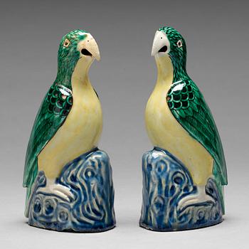 196. A pair of famille rose figures of parrots, late Qing dynasty.